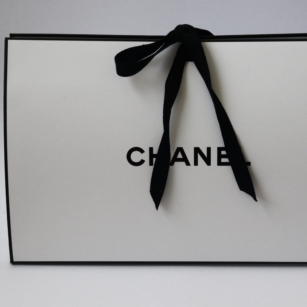 Chanel Origami White Paper Gift Bag Box with Ties - Picture 4 of 5